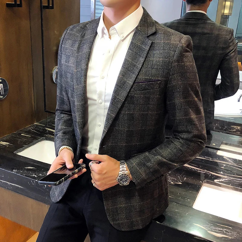 Blazer Masculino Montelezzi ML195, com modelagem precisa, tecido arejado e detalhes clássicos, ideal para ocasiões formais e casuais.