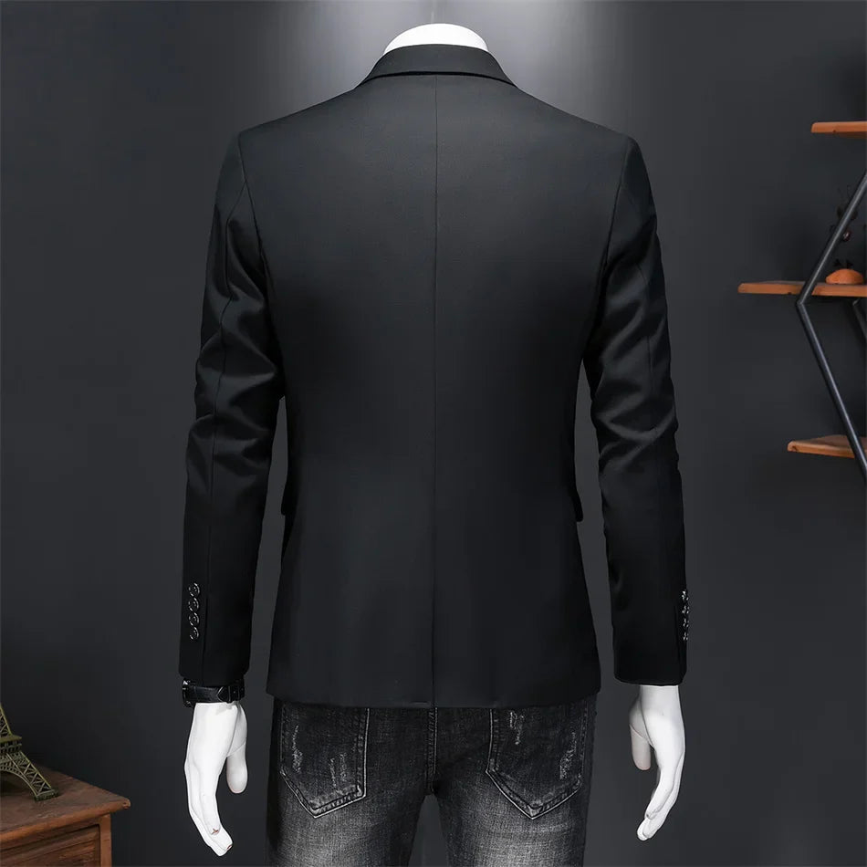 Blazer Masculino Montelezzi ML193, com corte ajustado e detalhes sofisticados, ideal para ocasiões formais e sociais.