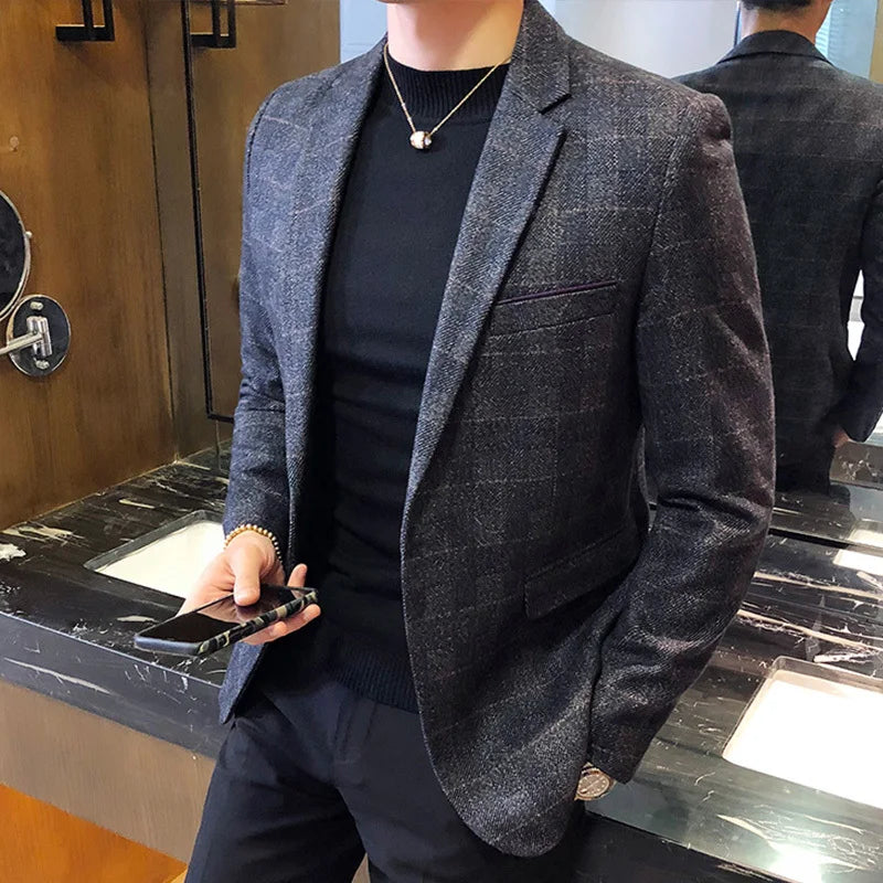Blazer Masculino Montelezzi ML195, com modelagem precisa, tecido arejado e detalhes clássicos, ideal para ocasiões formais e casuais.