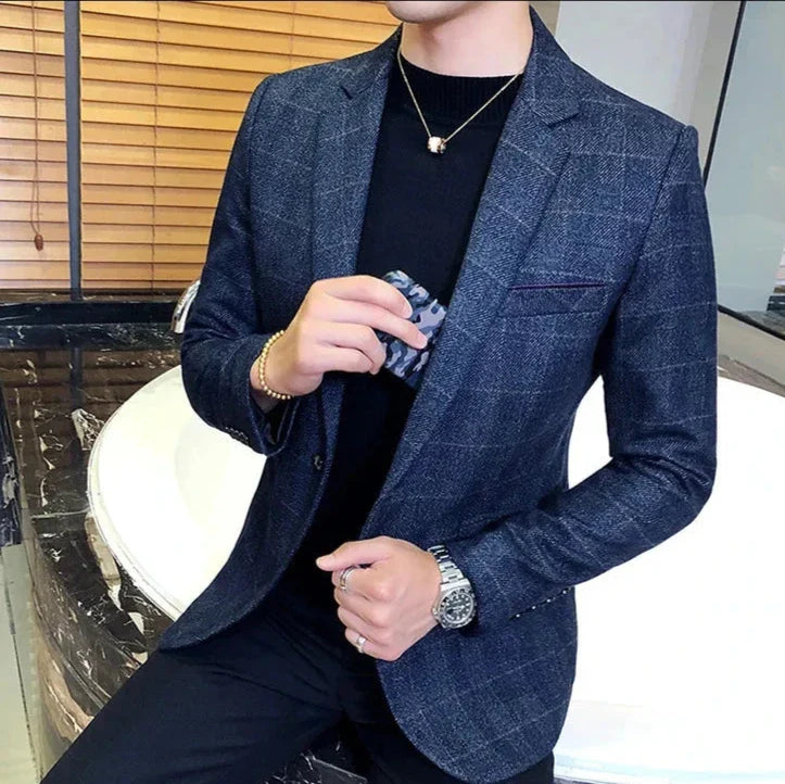 Blazer Masculino Montelezzi ML195, com modelagem precisa, tecido arejado e detalhes clássicos, ideal para ocasiões formais e casuais.