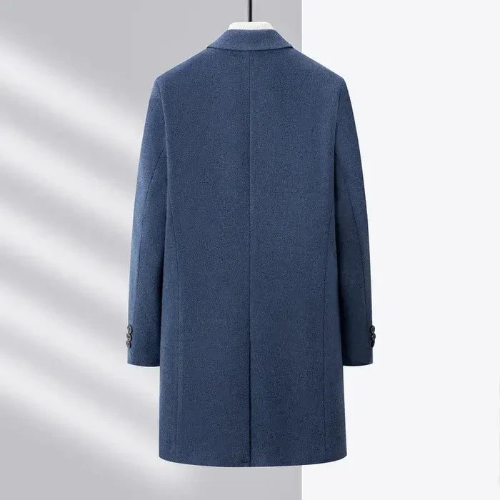 Sobretudo Masculino Montelezzi ML224, com lã de alta qualidade e fechamento com botões, perfeito para o inverno e diversas ocasiões.