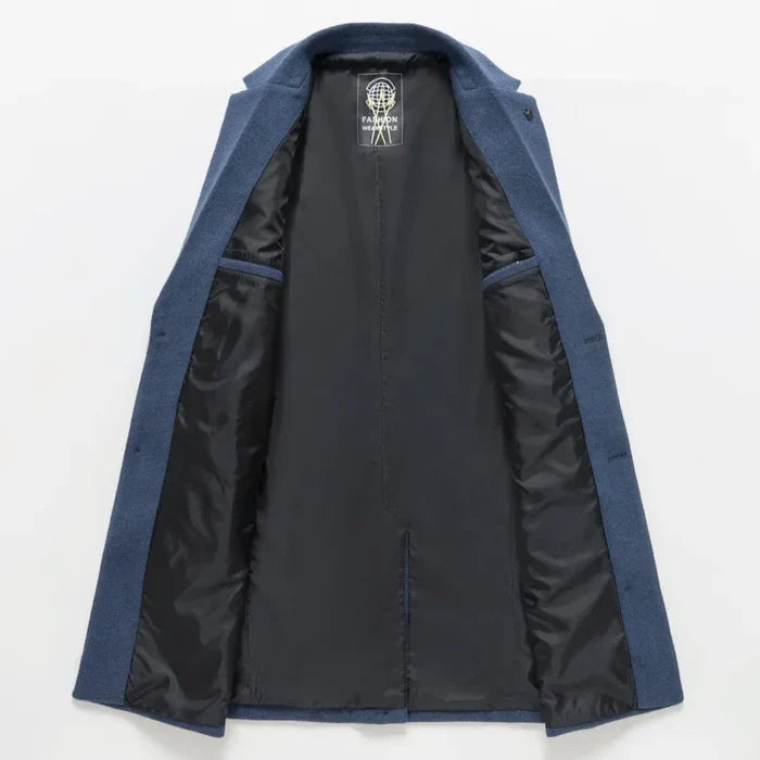 Sobretudo Masculino Montelezzi ML224, com lã de alta qualidade e fechamento com botões, perfeito para o inverno e diversas ocasiões.