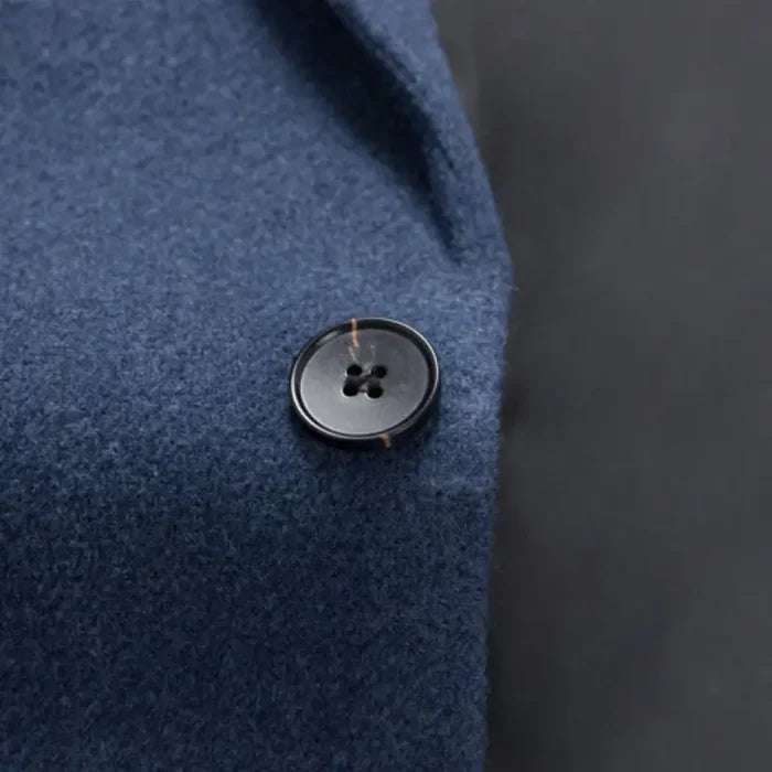 Sobretudo Masculino Montelezzi ML224, com lã de alta qualidade e fechamento com botões, perfeito para o inverno e diversas ocasiões.
