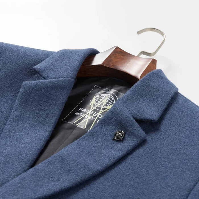 Sobretudo Masculino Montelezzi ML224, com lã de alta qualidade e fechamento com botões, perfeito para o inverno e diversas ocasiões.