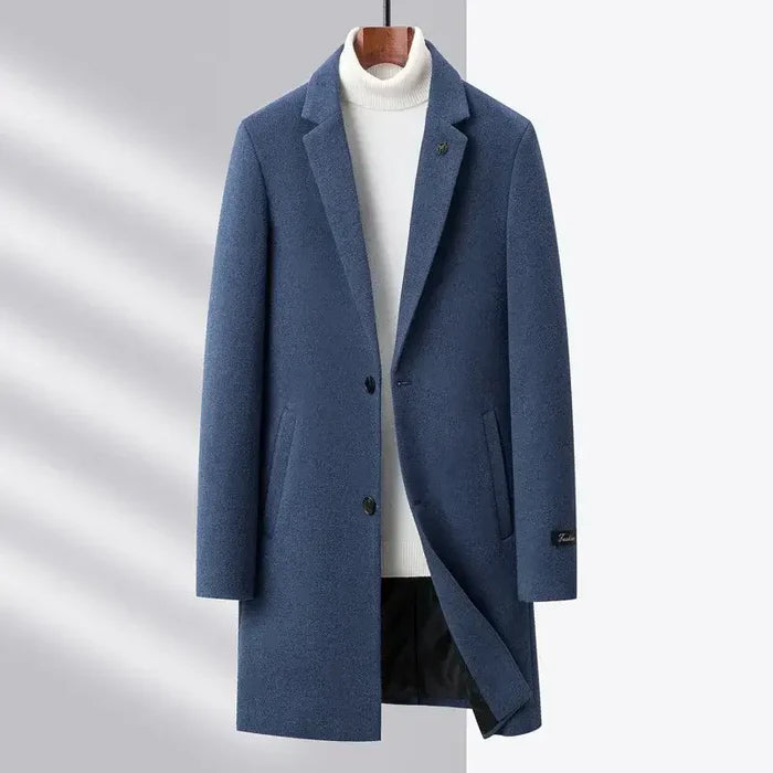Sobretudo Masculino Montelezzi ML224, com lã de alta qualidade e fechamento com botões, perfeito para o inverno e diversas ocasiões.