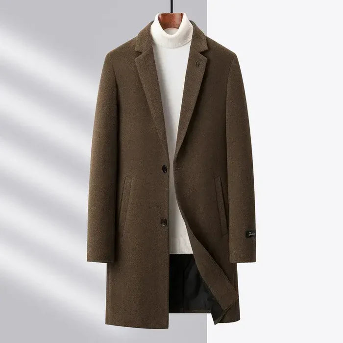Sobretudo Masculino Montelezzi ML224, com lã de alta qualidade e fechamento com botões, perfeito para o inverno e diversas ocasiões.