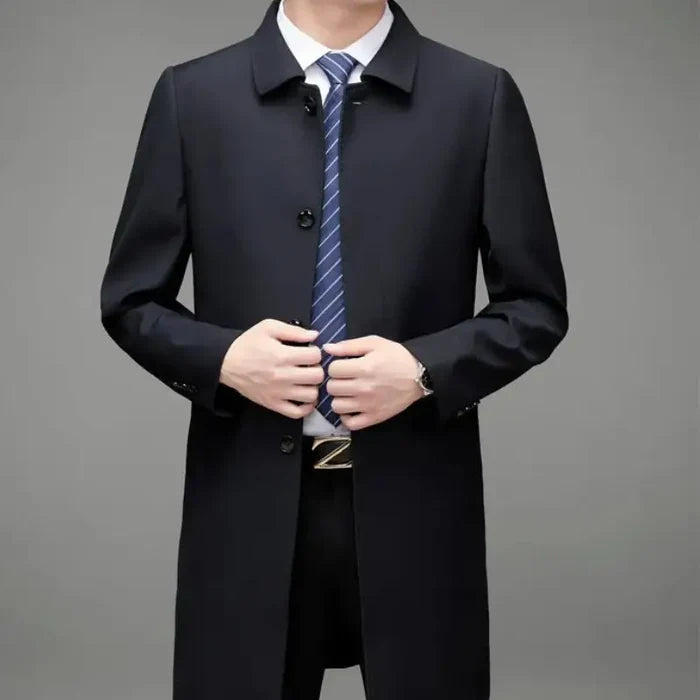 Sobretudo Masculino Montelezzi ML229, com fechamento em botões e forro impermeável, perfeito para o inverno e ocasiões empresariais.