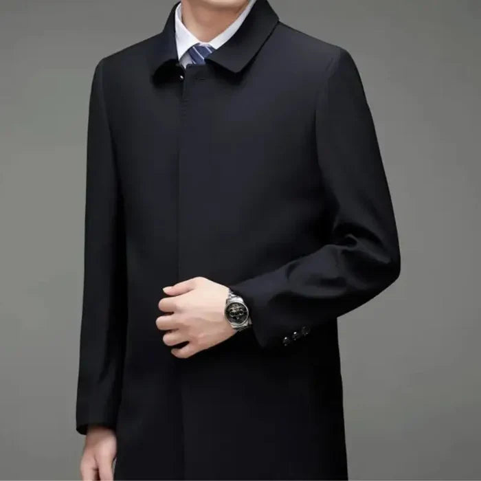 Sobretudo Masculino Montelezzi ML229, com fechamento em botões e forro impermeável, perfeito para o inverno e ocasiões empresariais.