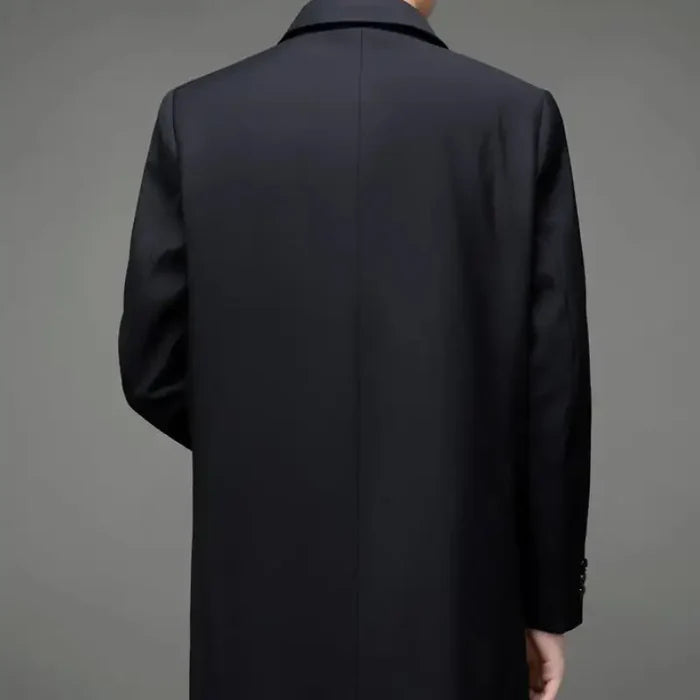 Sobretudo Masculino Montelezzi ML229, com fechamento em botões e forro impermeável, perfeito para o inverno e ocasiões empresariais.