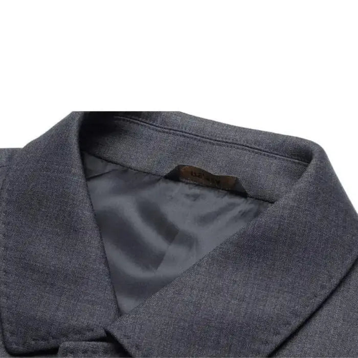 Sobretudo Masculino Montelezzi ML229, com fechamento em botões e forro impermeável, perfeito para o inverno e ocasiões empresariais.