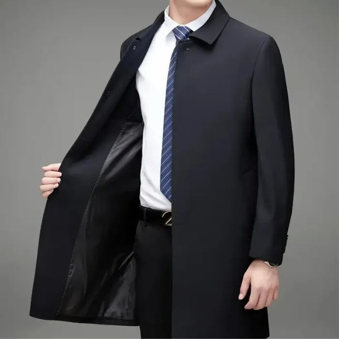 Sobretudo Masculino Montelezzi ML229, com fechamento em botões e forro impermeável, perfeito para o inverno e ocasiões empresariais.