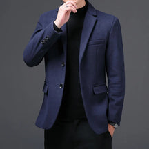 Blazer Masculino Montelezzi ML187, com corte ajustado e lapelas finas, ideal para ocasiões formais e visuais casuais elegantes.