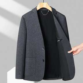 Blazer Masculino Montelezzi ML028, em tecido elástico premium, design moderno e caimento sofisticado, ideal para looks casuais e profissionais.