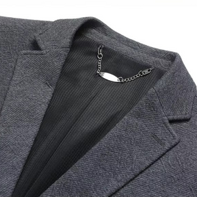 Blazer Masculino Montelezzi ML028, em tecido elástico premium, design moderno e caimento sofisticado, ideal para looks casuais e profissionais.