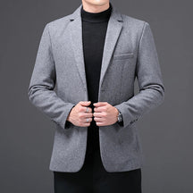 Blazer Masculino Montelezzi ML187, com corte ajustado e lapelas finas, ideal para ocasiões formais e visuais casuais elegantes.
