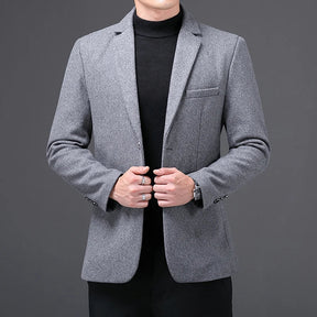 Blazer Masculino Montelezzi ML187, com corte ajustado e lapelas finas, ideal para ocasiões formais e visuais casuais elegantes.