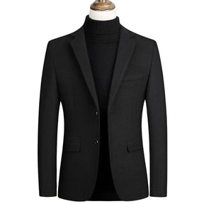Blazer Masculino Montelezzi ML187, com corte ajustado e lapelas finas, ideal para ocasiões formais e visuais casuais elegantes.