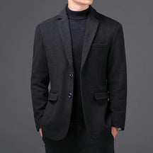 Blazer Masculino Montelezzi ML187, com corte ajustado e lapelas finas, ideal para ocasiões formais e visuais casuais elegantes.