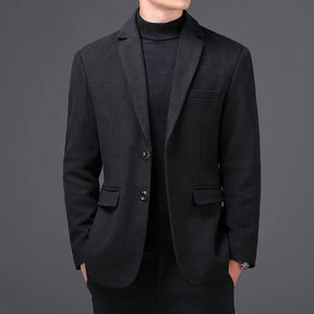 Blazer Masculino Montelezzi ML187, com corte ajustado e lapelas finas, ideal para ocasiões formais e visuais casuais elegantes.