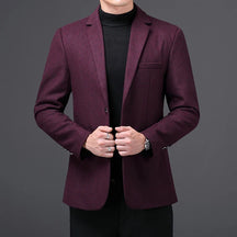 Blazer Masculino Montelezzi ML187, com corte ajustado e lapelas finas, ideal para ocasiões formais e visuais casuais elegantes.