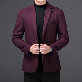 Blazer Masculino Montelezzi ML187, com corte ajustado e lapelas finas, ideal para ocasiões formais e visuais casuais elegantes.