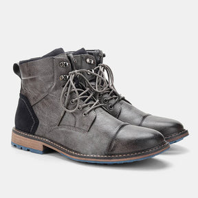 Bota Masculina Montelezzi ML156, couro resistente, solado emborrachado, interior acolchoado e design sofisticado para conforto e estabilidade o dia todo.