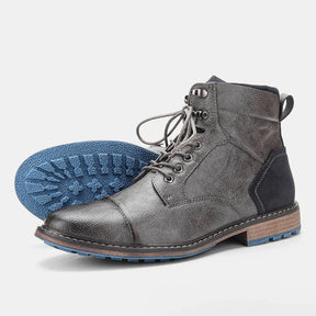 Bota Masculina Montelezzi ML156, couro resistente, solado emborrachado, interior acolchoado e design sofisticado para conforto e estabilidade o dia todo.