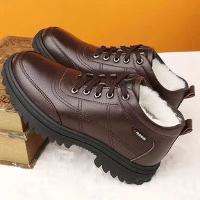 Bota Masculina Montelezzi ML049 em couro legítimo, com interior acolchoado e solado antiderrapante, garantindo conforto e segurança.