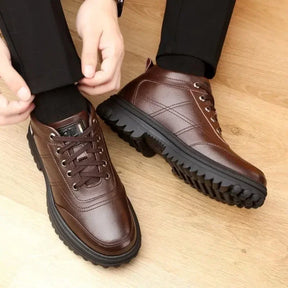 Bota Masculina Montelezzi ML049 em couro legítimo, com interior acolchoado e solado antiderrapante, garantindo conforto e segurança.