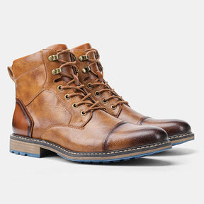 Bota Masculina Montelezzi ML156, couro resistente, solado emborrachado, interior acolchoado e design sofisticado para conforto e estabilidade o dia todo.