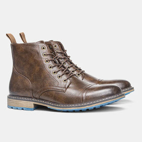 Bota Masculina Montelezzi ML156, couro resistente, solado emborrachado, interior acolchoado e design sofisticado para conforto e estabilidade o dia todo.