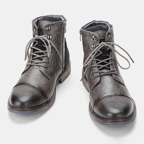 Bota Masculina Montelezzi ML156, couro resistente, solado emborrachado, interior acolchoado e design sofisticado para conforto e estabilidade o dia todo.