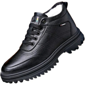 Bota Masculina Montelezzi ML049 em couro legítimo, com interior acolchoado e solado antiderrapante, garantindo conforto e segurança.