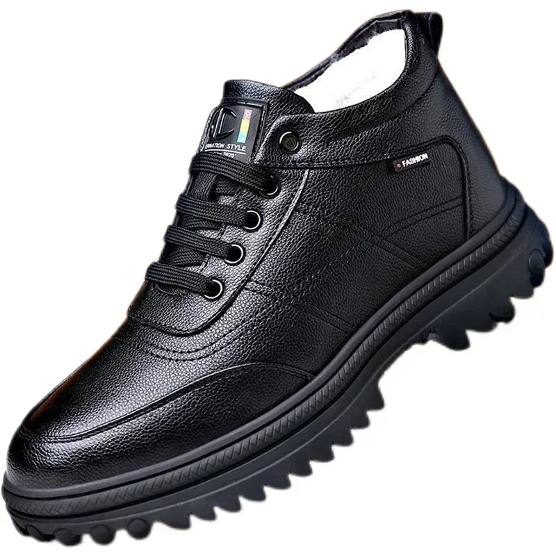 Bota Masculina Montelezzi ML049 em couro legítimo, com interior acolchoado e solado antiderrapante, garantindo conforto e segurança.