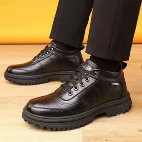 Bota Masculina Montelezzi ML049 em couro legítimo, com interior acolchoado e solado antiderrapante, garantindo conforto e segurança.