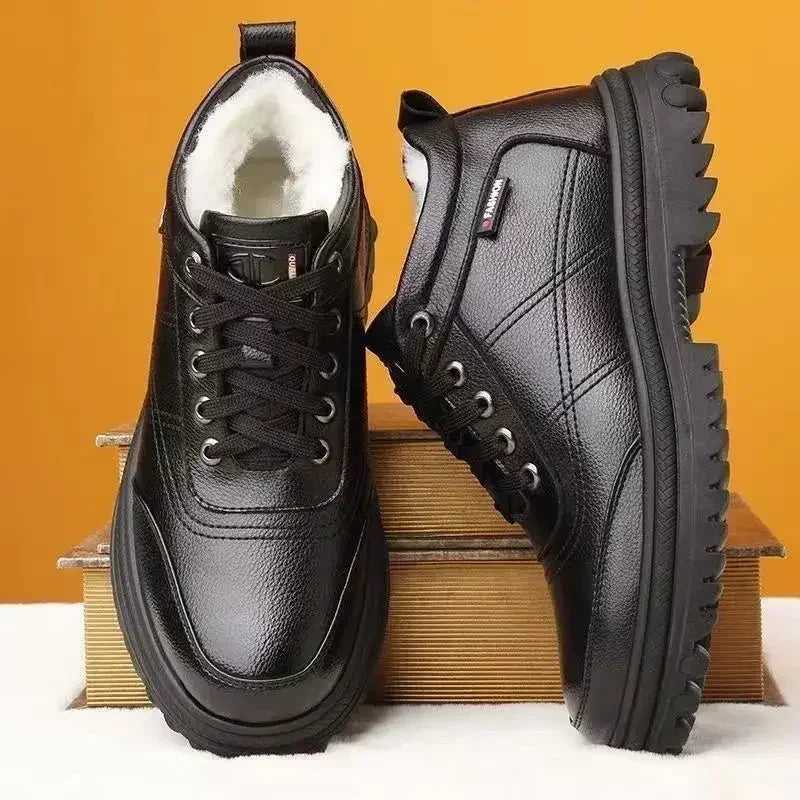 Bota Masculina Montelezzi ML049 em couro legítimo, com interior acolchoado e solado antiderrapante, garantindo conforto e segurança.