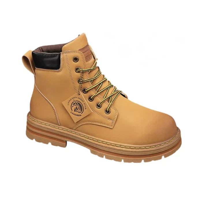 Bota Masculina Montelezzi ML155, design robusto, solado antiderrapante e interior acolchoado para conforto e estabilidade em qualquer ocasião.