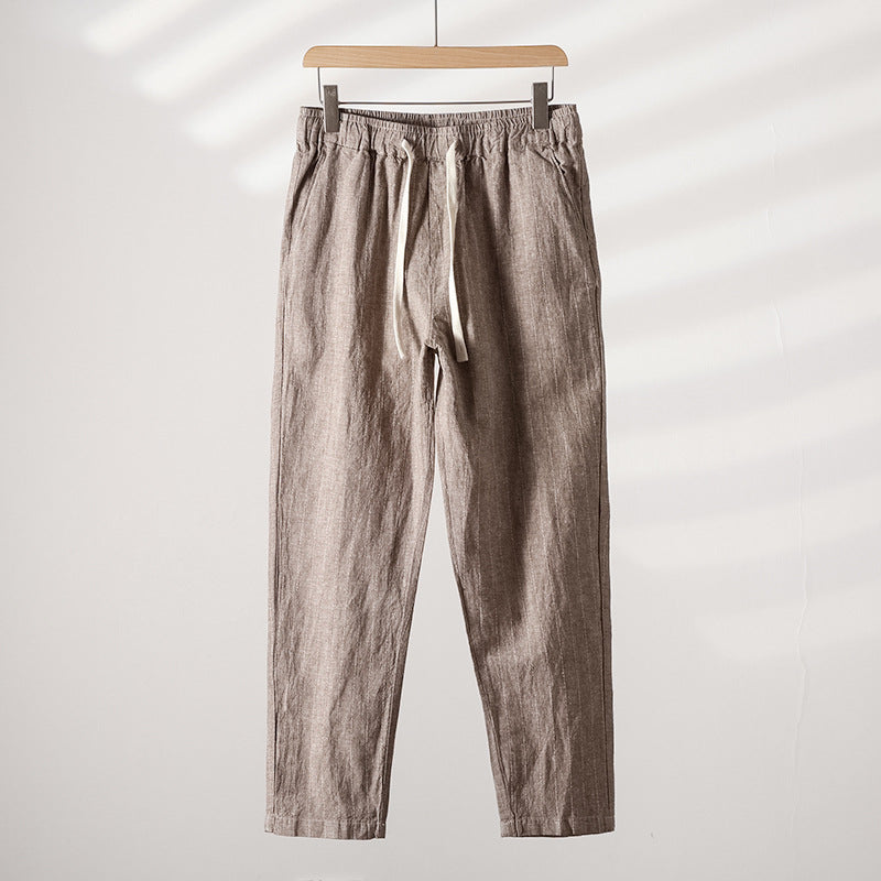 Calça de Linho Listrada Montelezzi ML008, confeccionada em linho nobre, estampa discreta e modelagem refinada para um visual sofisticado.