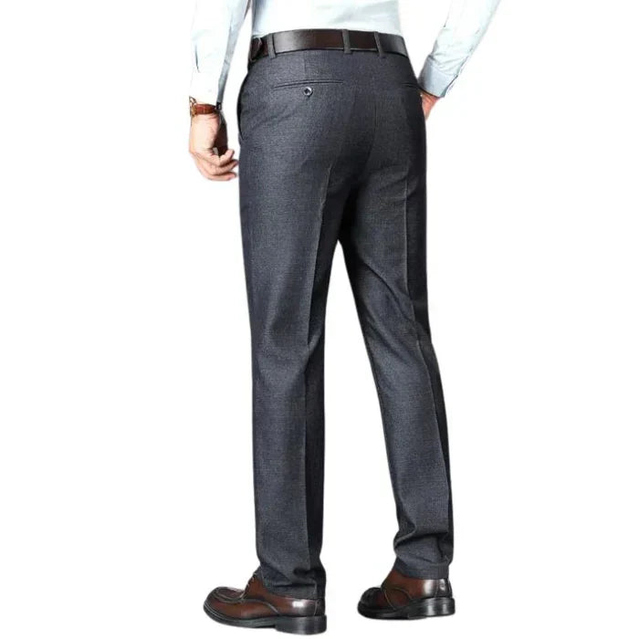 Calça Executiva Clássica Masculina Montelezzi ML515, design sofisticado, ajuste impecável, tecido premium e conforto para ambientes formais.