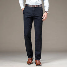 Calça Social Listrada Masculina Montelezzi ML209, com modelagem ajustada, tecido premium e design atemporal, perfeita para ocasiões formais.
