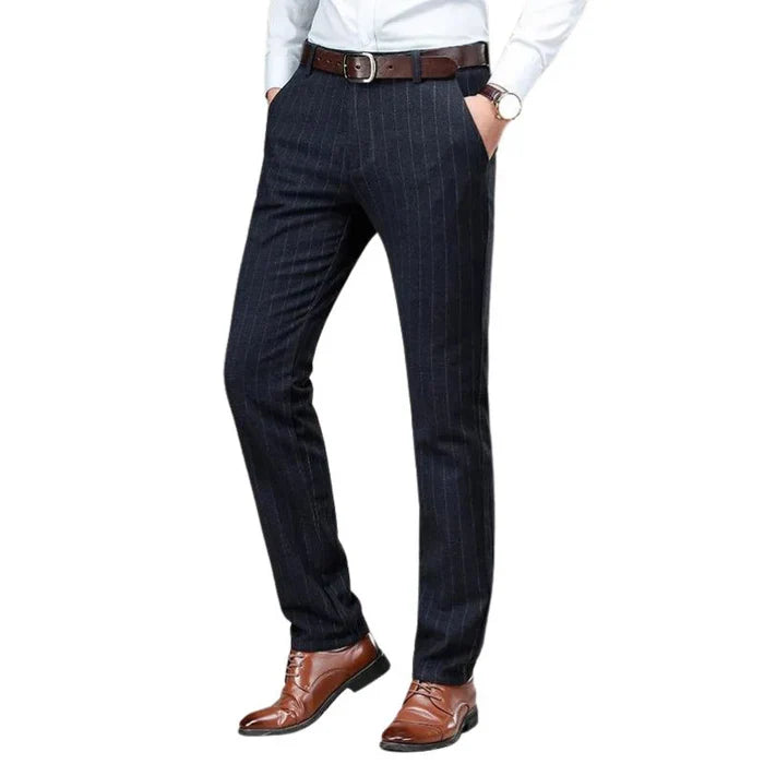 Calça Social Listrada Masculina Montelezzi ML209, com modelagem ajustada, tecido premium e design atemporal, perfeita para ocasiões formais.