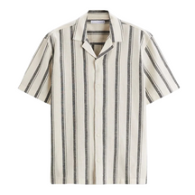 Camisa Masculina em Linho Listrada Montelezzi ML359, tecido respirável, secagem rápida, modelagem casual e colarinho acampamento para um visual moderno.