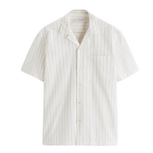 Camisa Masculina em Linho Listrada Montelezzi ML359, tecido respirável, secagem rápida, modelagem casual e colarinho acampamento para um visual moderno.