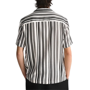 Camisa Masculina em Linho Listrada Montelezzi ML359, tecido respirável, secagem rápida, modelagem casual e colarinho acampamento para um visual moderno.