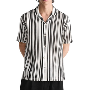 Camisa Masculina em Linho Listrada Montelezzi ML359, tecido respirável, secagem rápida, modelagem casual e colarinho acampamento para um visual moderno.