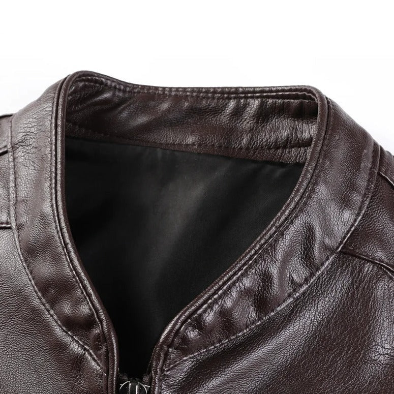 Jaqueta de Couro Masculina Montelezzi ML169, confeccionada em couro legítimo, com fechamento em zíper e design atemporal para um estilo sofisticado e resistente.