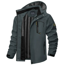 Jaqueta Impermeável Masculina Montelezzi ML038, feita com materiais resistentes, design ergonômico e proteção total contra chuva, garantindo conforto e mobilidade.