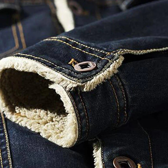 Jaqueta Jeans Masculina Acolchoada Montelezzi ML137, confeccionada em jeans premium, com forro interno de lã, fechamento por botões e colarinho forrado para maior proteção térmica.