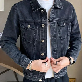 Jaqueta Jeans Masculina Montelezzi ML160, confeccionada em jeans premium, com fechamento por botões, modelagem ajustada e design sofisticado para um look versátil.