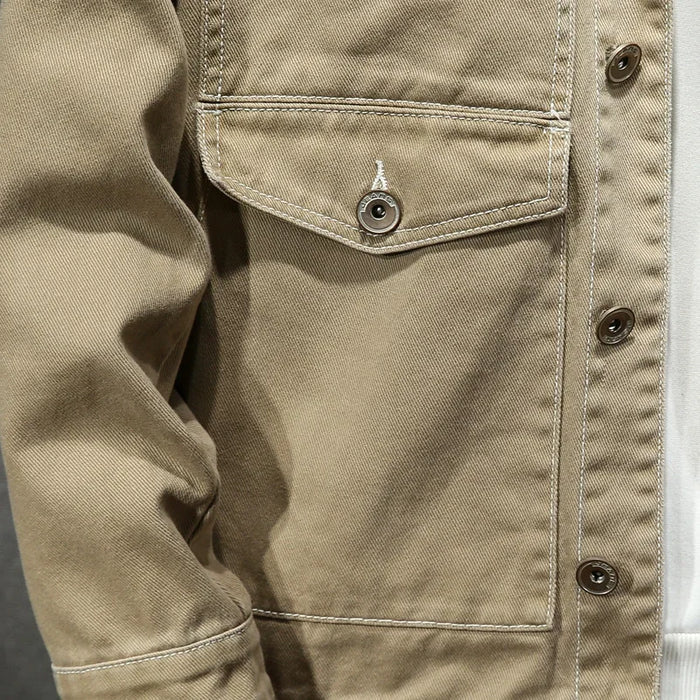 Jaqueta Jeans Masculina Montelezzi ML107, com interior forrado, modelagem ajustada e fechamento em botões para um estilo clássico e versátil.